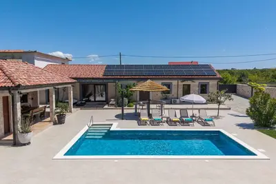Image de Maison de vacances privée avec climatisation, piscine privée, Wifi, Tv, terrasse, animaux admis