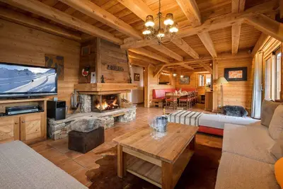 Image de Belle maison de vacances privée pour 12 personnes avec bain à remous, Tv et balcon