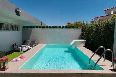 Image de Maison de vacances privée avec piscine privée, climatisation, Tv, animaux admis, parking