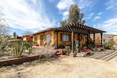 Image de \"Marmalade Skies\" charming Desert Retreat, with Ac, WiFi