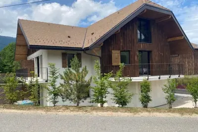 Image de Maison récente avec 3 chambres en suite située entre Lac et Montagnes