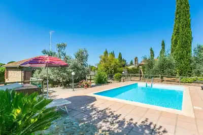 Image de Belle maison de vacances privée avec piscine privée, Tv, patio, animaux admis et parking