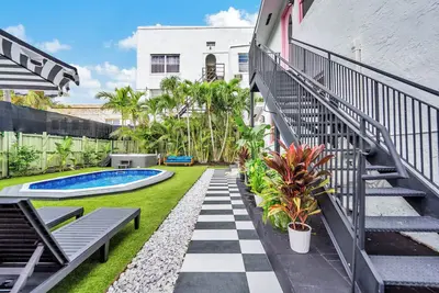Image de Vibrant 5-bedroom, 3-bathroom escape is capable of sleeping up to 20 and offers the perfect blend of relaxation and excitement. Centrally located in Downtown Miami, enjoy everything Miami has to offer conveniently.
