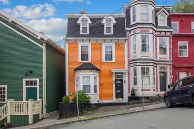 Image de Victorian Jellybean Gem | 3Bd | King Main | 2. 5Ba