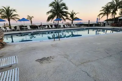 Image de Charming beach front condo, Freeport, Coral Beach, with Ac/WiFi, salon/spa, pool