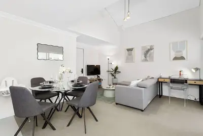 Image de Offering a blend of comfort and convenience, located just 5 minutes from Perth's Cbd and the Convention Centre. Nestled behind the lush greenery of Kings Park, guests can enjoy peaceful scenery from the balcony yet be close enough to the city!