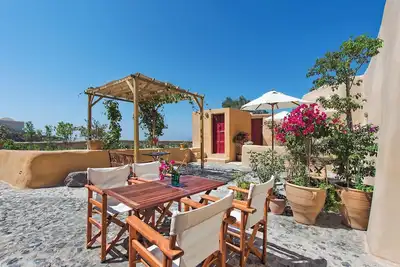 Image de Maisonette dans le village traditionnel de Finikia, à 15min à pied de Oia.