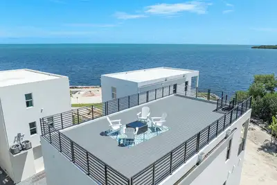 Image de Paradise Point 11- New 3 bed 3 bath Oceanfront home rooftop balcony- Pets Ok