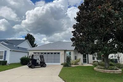 Image de Stylish Winifred Home w/Lanai, Patio, & Golf Cart Near Lake Sumter Landing