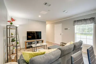 Image de Sleek Home Near Downtown Lakeland w/ Yard!