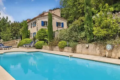 Superbe villa 5 chambres, 5 Sdb, piscine et jardin sans vis à vis