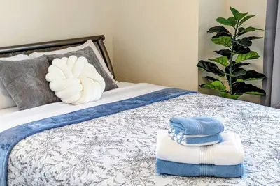 Image de Tiny 1-bedroom home w\/private workspace, in fantastic Davidson