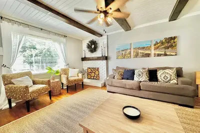 Image de Charming 3-bedroom house w/ a hot tub, king beds, fenced in yard in lovely Boone