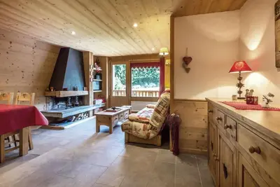 Image de 120m des commerces, 3ème étage, balcon, cheminée ou poêle à bois, télévision, casier à ski, 52m²
