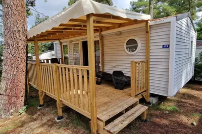 Image de Mobile-Home Climatisé sur emplacement de Camping avec complexe aquatique