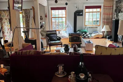 Image de Artist's Retreat: Farm Stay with Gas Fireplace, Sauna, and Saltwater Hot Tub
