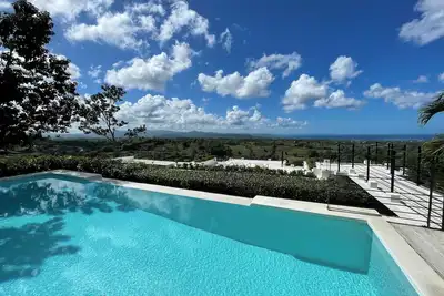 Image de Jardin tropical, piscine infinity, vue mer et nature époustouflante. Starlink.