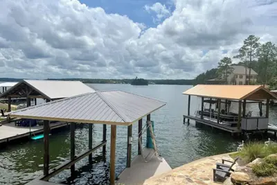 Image de Luxury Lake Martin Lakehouse. Stunning views. Dock. Kayaks. Pool Table. Firepit.