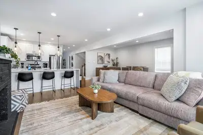 Image de New! Large/Beautiful Home with 6bds/4bths + Garage!