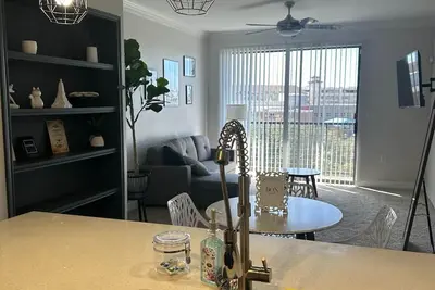 Image de Paris themed apartment in medical center area