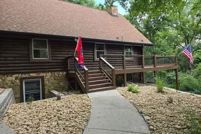 Image de Cozy log cabin, 25 mins to Broadway