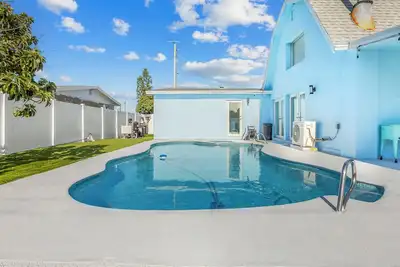 Image de Marbella is an Spacious 4-bedroom house in tranquil Satellite Beach with Ac, WiFi