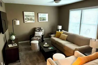 Image de Cozy home with privacy fence, fire pit & garage! Dogs Allowed. See pet policy.