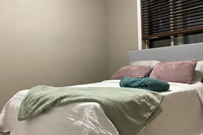 Image de Stay in style: near Dt + private bathroom