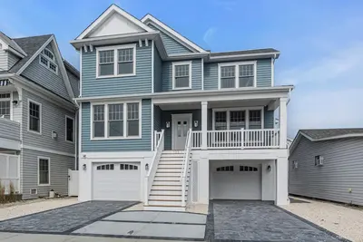 Image de 5br/3. 5ba with Oceanview Sundeck, One Block from the Beach