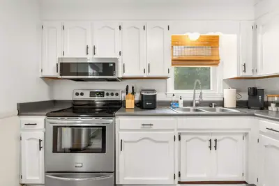 Image de Cozy 2br newly renovated mid-century modern duplex