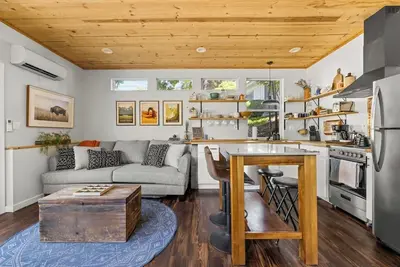 Image de This newly built home is perfect for a couple or traveling professional