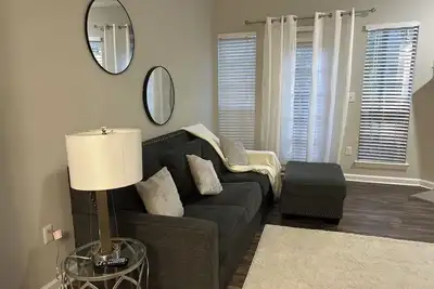 Image de Charming 2-bedroom apartment in Buckhead! Very safe location, free parking \n