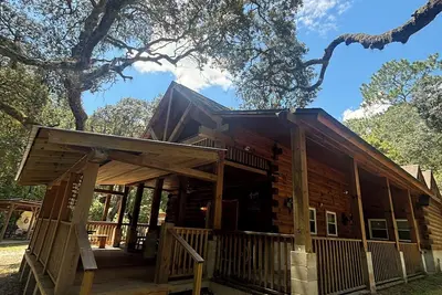 Image de Charming 3 Bedroom, 2 Bath Custom Built Log Cabin in Ocala National Forest.
