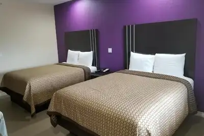Image de 2 Queen Kitchenette, Scottish Inns & Suites, Full-Size Fridge, Great Location