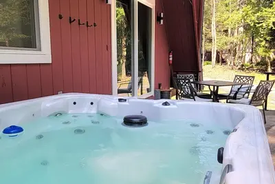 Image de Stylish Magazine-Worthy A-frame w/ Hot tub, Firepit, Game Rm in East Stroudsburg