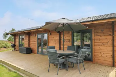 Swaythorpe Lodge, pet friendly, with a garden in Nafferton