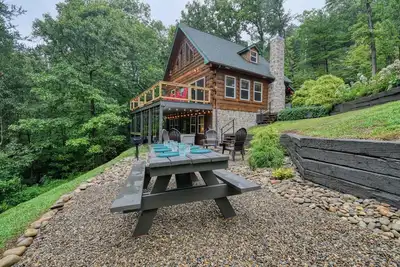 Image de Ladybug Lodge - Hot Tub, Fire Pit, Pool Table