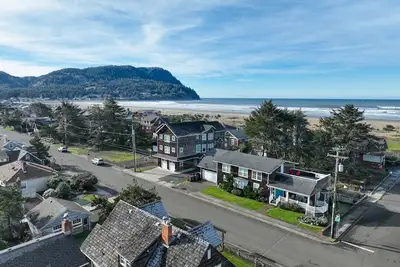 Image de Oceanfront  views, on promenade, Spacious 4-bd in S Seaside w jacuzzi