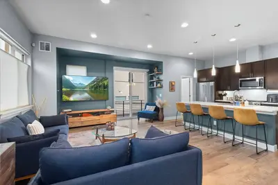 Image de Rooftop Escape featuring City & Mountain Views a Short Walk to Empower Field!