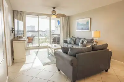 Image de Summer availability ~ 2br Luxury Beach Condo ~ Central Destin ~ Pools + Hot Tubs