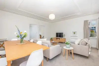 Spacious 3-Bedroom Home in Roslyn with Views