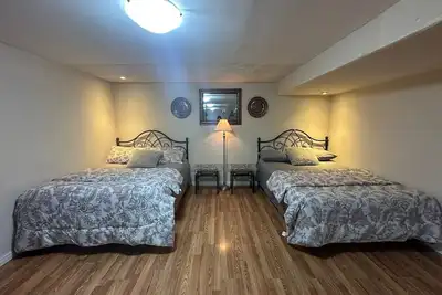 Image de \"Cozy, private basement with kitchenette, washroom, and small gym.