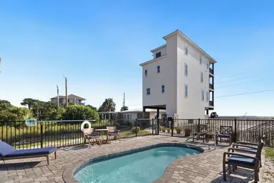 Image de White Whale boasts gulf views from 3 levels, private pool & steps to the beach, pet friendly!