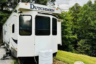 Mountain Dreams, up to date camper with WiFi & fireplace