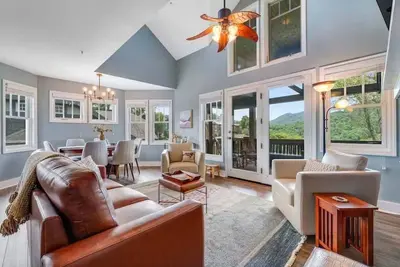 Image de Upscale Condo in Luxury Community