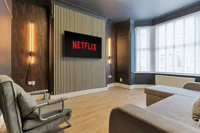 Image de Central 4 Bedroom house with Street Parking