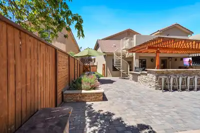 Image de Spacious Modern Retreat. With 5 bedrooms and Gorgeous backyard