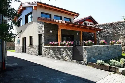 Image de Maison de campagne \"Orlegy\" avec vue sur la montagne, terrasse privée et jardin privé
