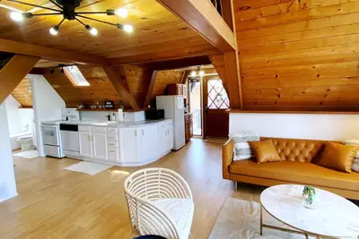 Image de Charming A-frame cabin in fabulous Pinetop-Lakeside with Ac, playroom & deck