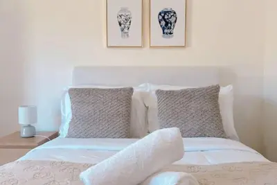 Image de Comfy unit near Garden city Westfield w/ Parking